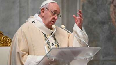 Papst Franziskus und sein Vorg&auml;nger Benedikt XVI. gegen Coronavirus geimpft