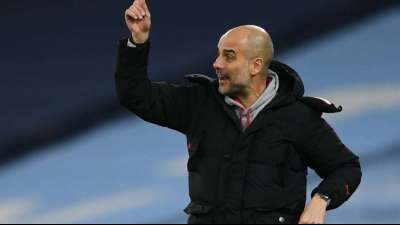 Fu&szlig;ball: "Ich w&auml;re doch verr&uuml;ckt": Guardiola setzt auf Offensive 