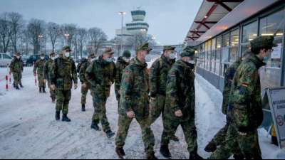 Kramp-Karrenbauer l&auml;sst Bundeswehr-Eliteeinheit KSK bestehen