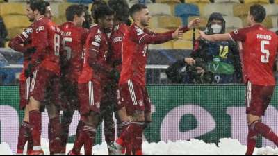 Gruppensieg perfekt: Eiskalte Bayern siegen im Schnee