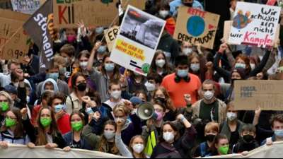 Zehntausende Menschen demonstrieren bei neuem Klimastreik von Fridays for Future
