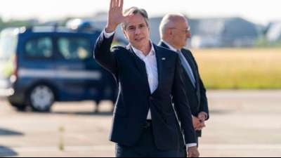 Begr&uuml;&szlig;ung f&uuml;r US-Au&szlig;enminister in Paris: "Willkommen zu Hause"