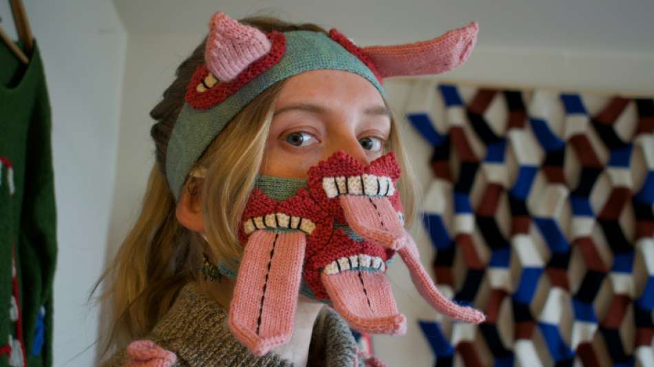 Isländische Designerin entwirft gruselige Masken zum Abstandhalten in Corona-Krise