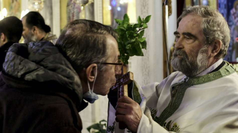 Griechisch-orthodoxe Christen feiern trotz Corona-Pandemie Dreik&ouml;nigsfest