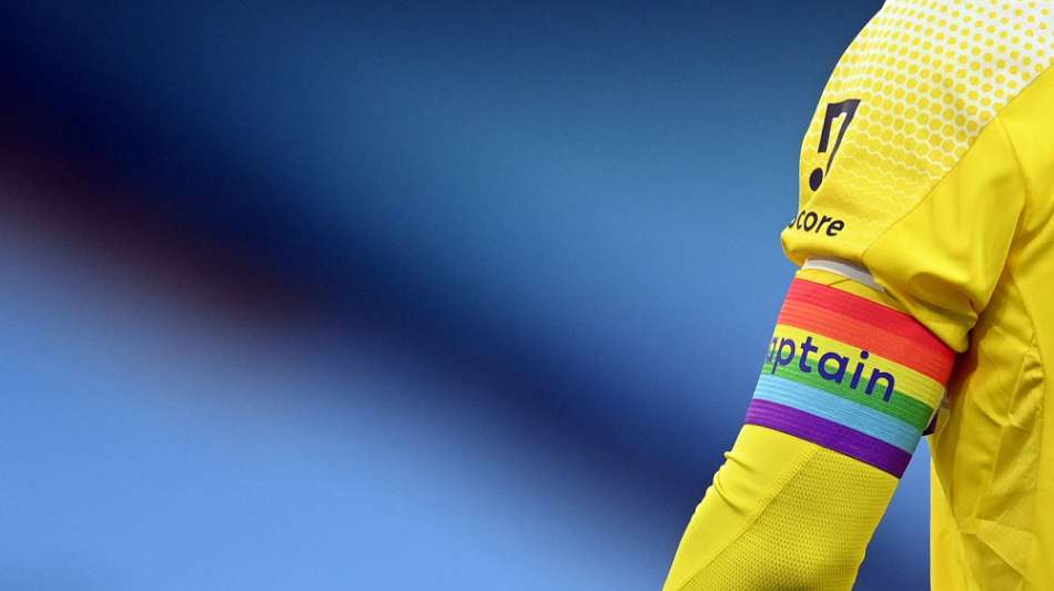 Borussia Dortmund f&uuml;r Vielfalt: Sponsorenlogo als Regenbogen