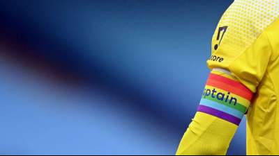 Borussia Dortmund f&uuml;r Vielfalt: Sponsorenlogo als Regenbogen