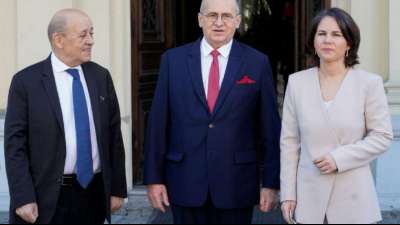 Baerbock w&uuml;rdigt polnische Hilfe f&uuml;r ukrainische Fl&uuml;chtlinge