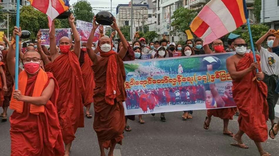 M&ouml;nche demonstrieren gegen Milit&auml;rjunta in Myanmar