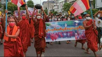 M&ouml;nche demonstrieren gegen Milit&auml;rjunta in Myanmar