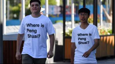 Australian Open: Fans d&uuml;rfen "Wo ist Peng Shuai?" Shirts tragen