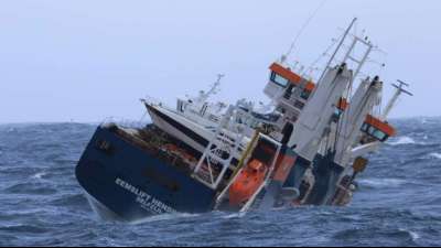 Vor Norwegen in Seenot geratener Frachter wird abgeschleppt
