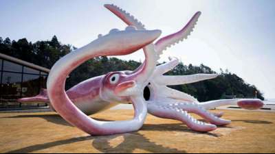 Japanische Stadt baut mit Corona-Hilfsgeldern riesige Tintenfisch-Statue 