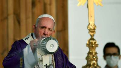Papst feiert Messe mit tausenden Gl&auml;ubigen in Erbil