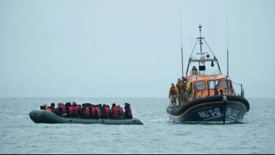 London erh&ouml;ht in Streit um Fl&uuml;chtlingskrise am &Auml;rmelkanal Druck auf Paris
