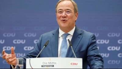 Laschet k&uuml;ndigt Auftritte mit Merkel in Wahlkreisen an