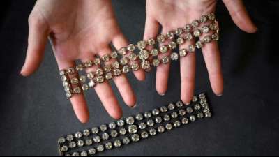 Diamant-Armb&auml;nder von Marie-Antoinette f&uuml;r &uuml;ber sieben Millionen Euro versteigert