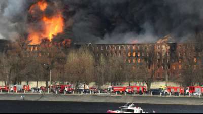Historisches Fabrikgeb&auml;ude in St. Petersburg in Flammen