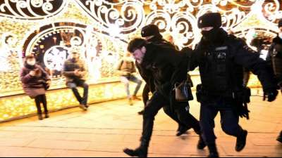 Dutzende Festnahmen bei Anti-Kriegs-Demonstrationen in Moskau und St. Petersburg
