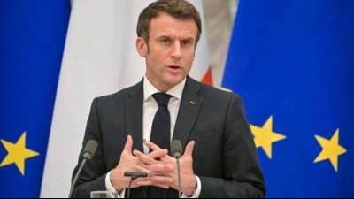Macron: "Putin sichert zu in Ukraine nicht zu eskalieren"