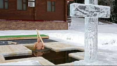 Putin taucht zum Epiphanie-Fest in eisiges Wasser und bekreuzigt sich