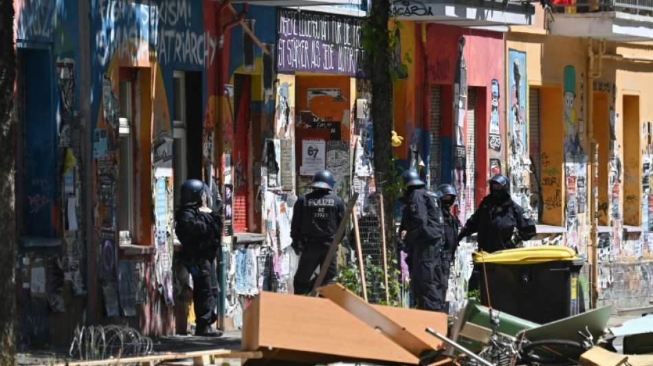 Rund 60 Berliner Polizisten bei Eskalation vor besetztem Haus