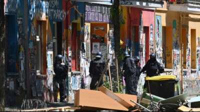 Rund 60 Berliner Polizisten bei Eskalation vor besetztem Haus