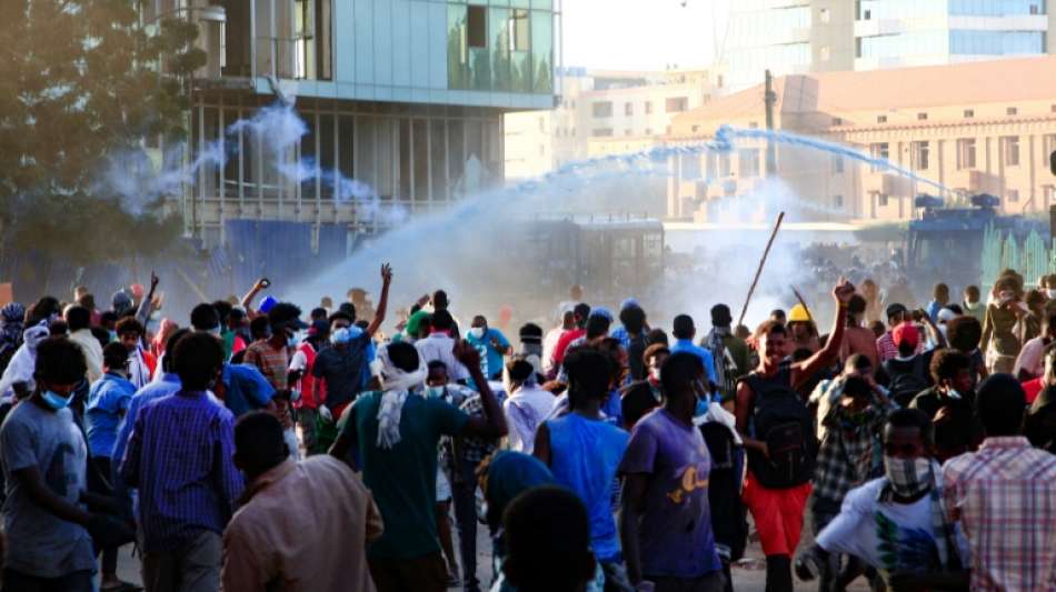 Sudanesische Sicherheitskr&auml;fte setzen Tr&auml;nengas gegen tausende Demonstranten ein
