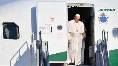 Papst Franziskus zu Besuch in Ungarn eingetroffen