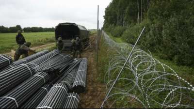 Polen fordert tausende Migranten per SMS zur Umkehr nach Minsk auf