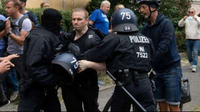 Knapp tausend Festnahmen und mehr als 60 verletzte Polizisten