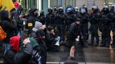 Corona-Proteste: Bundesl&auml;nder gehen gegen Nazi-Symbole vor