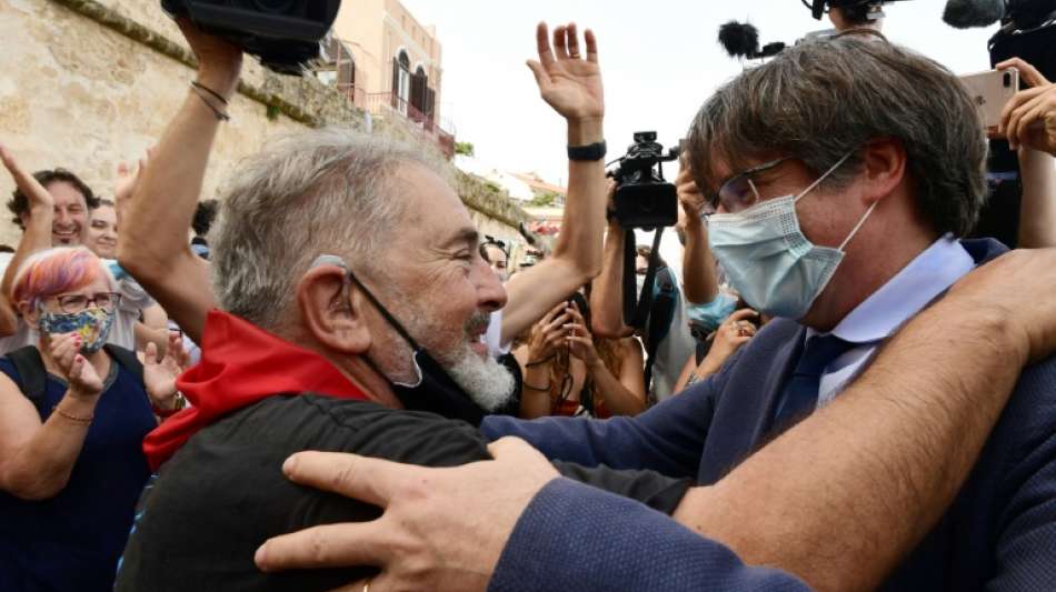 Kataloniens Ex-Regierungschef l&auml;sst sich in Sardinien nach Freilassung feiern