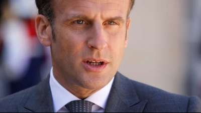 Macron &auml;u&szlig;ert sich in Gespr&auml;ch mit Putin "sehr besorgt" &uuml;ber Nawalnys Gesundheit