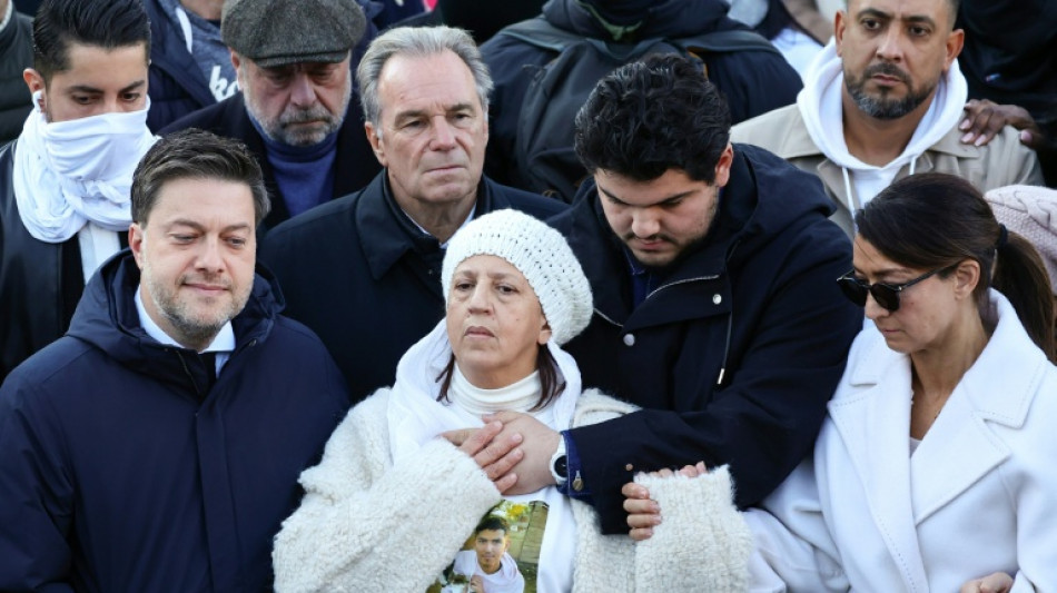 Miles de personas rinden homenaje en Francia al hermano asesinado de un activista antinarco