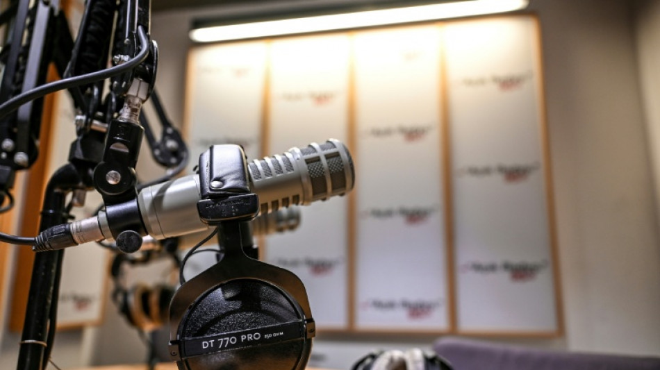 Produção em massa de podcasts com IA perturba uma indústria frágil
