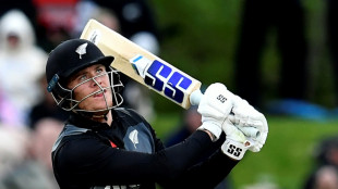 Allen smacks six sixes as New Zealand power past Pakistan
