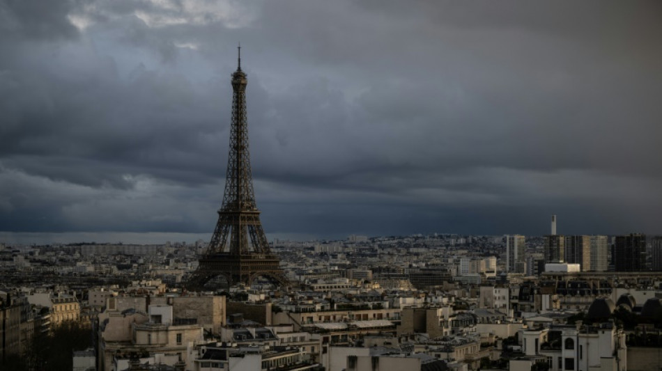 Fin de la gr&egrave;ve &agrave; la tour Eiffel, r&eacute;ouverture dimanche
