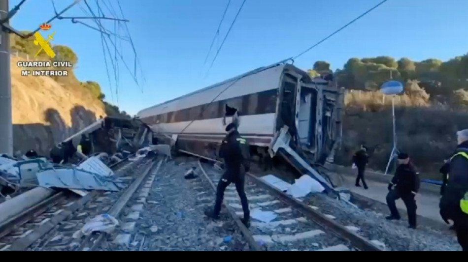 Chefe de governo espanhol promete 'transpar&ecirc;ncia absoluta' sobre causas de acidente ferrovi&aacute;rio