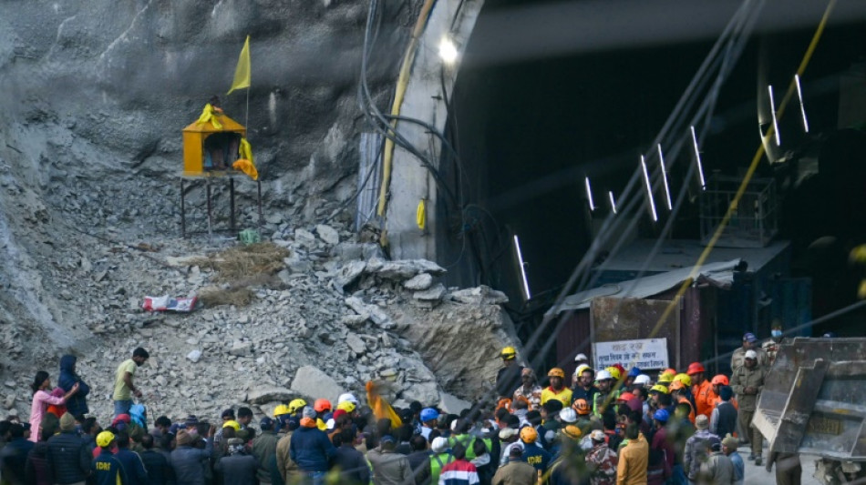 A 14 m&egrave;tres de la libert&eacute;: regain d'optimisme pour les ouvriers indiens pi&eacute;g&eacute;s dans un tunnel