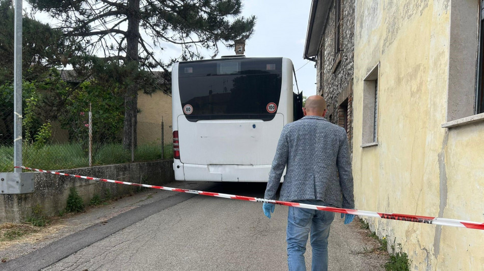 Presa a martellate dal marito sul bus, morta dopo cinque mesi