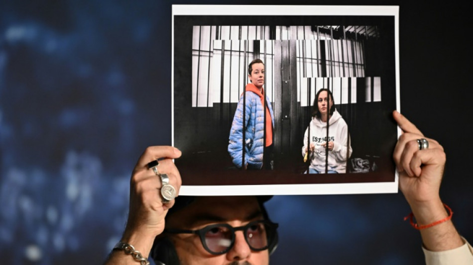 Serebrennikov muestra una fotograf&iacute;a de artistas rusas juzgadas en Mosc&uacute;
