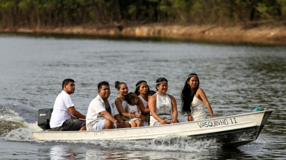 En Amazonie, des indig&egrave;nes votent Lula, en bateau