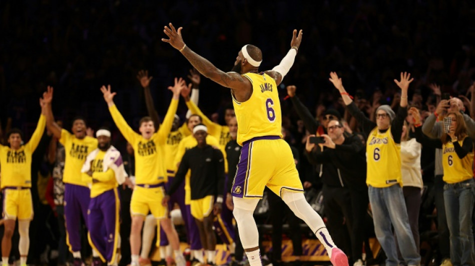 NBA: LeBron James franchit le mont Abdul-Jabbar et &eacute;crit l'Histoire