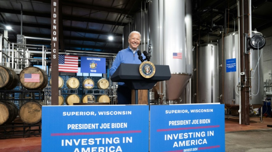La croissance des &Eacute;tats-Unis a d&eacute;fi&eacute; les pronostics en 2023, Biden jubile
