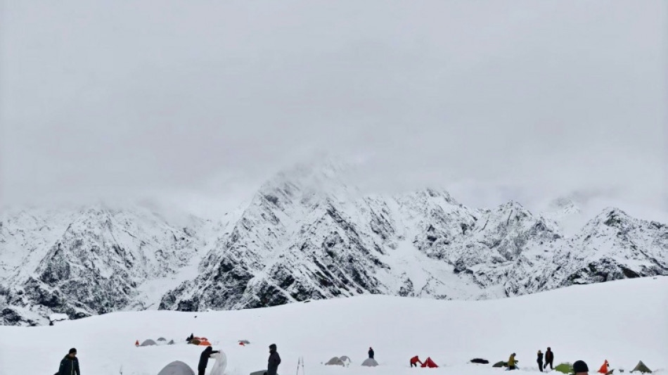 One hiker dead, hundreds rescued after heavy snowfall in China