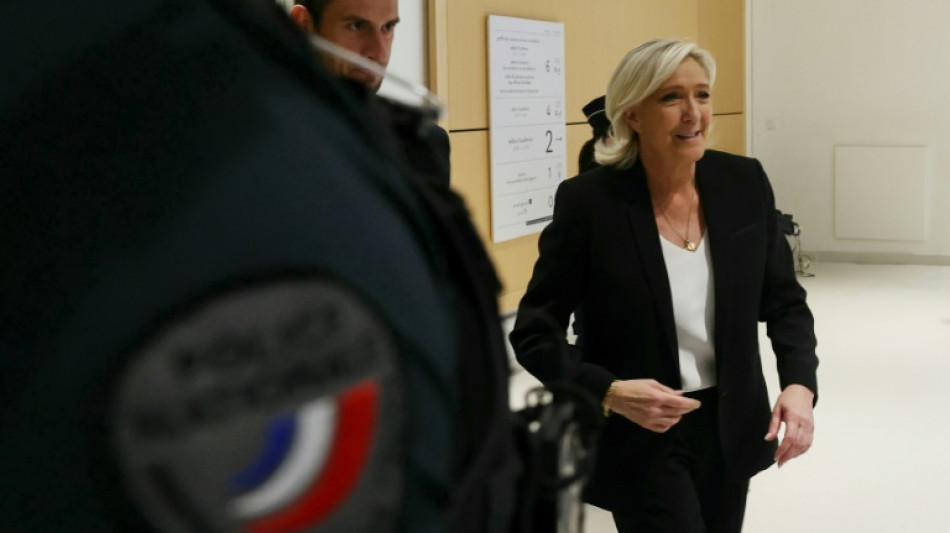 La l&iacute;der ultraderechista francesa defiende su inocencia en un juicio por malversaci&oacute;n