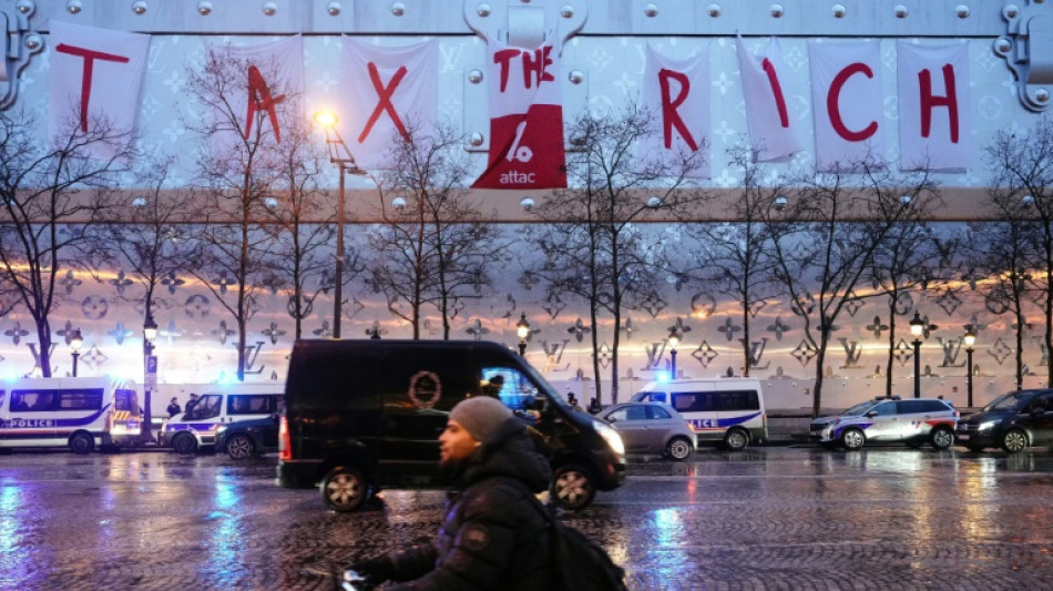 Attac vise Bernard Arnault dans une spectaculaire action contre le futur h&ocirc;tel Vuitton