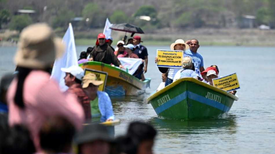 "No a la miner&iacute;a": Activistas navegan lago fronterizo en protesta a mina guatemalteca 