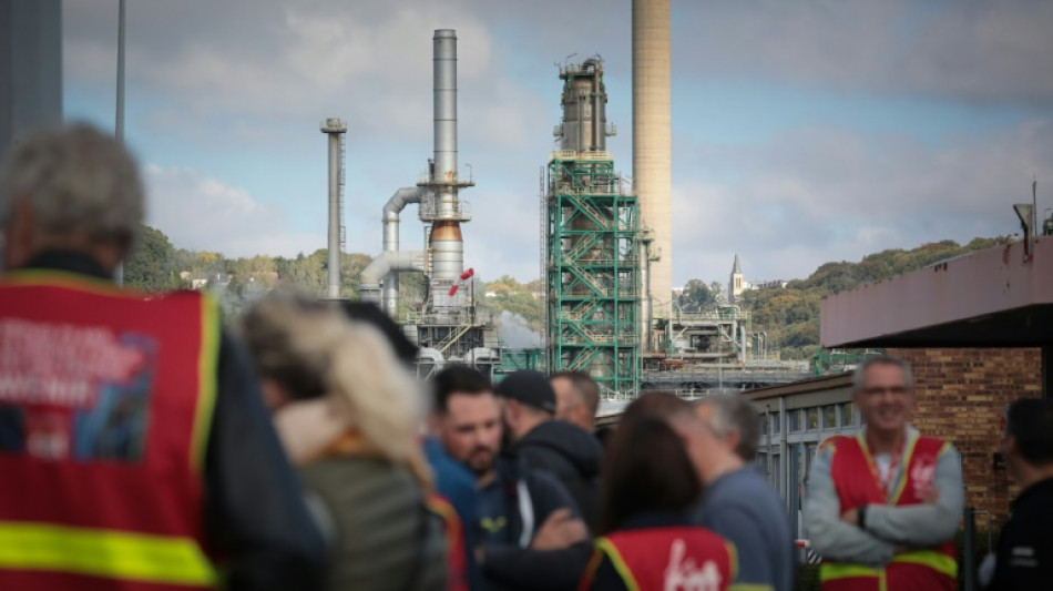 Apr&egrave;s une reconduction matinale, les raffineurs d&eacute;cident mercredi de la suite de leur mouvement