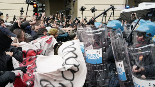Tensioni tra manifestanti e forze dell'ordine a Torino